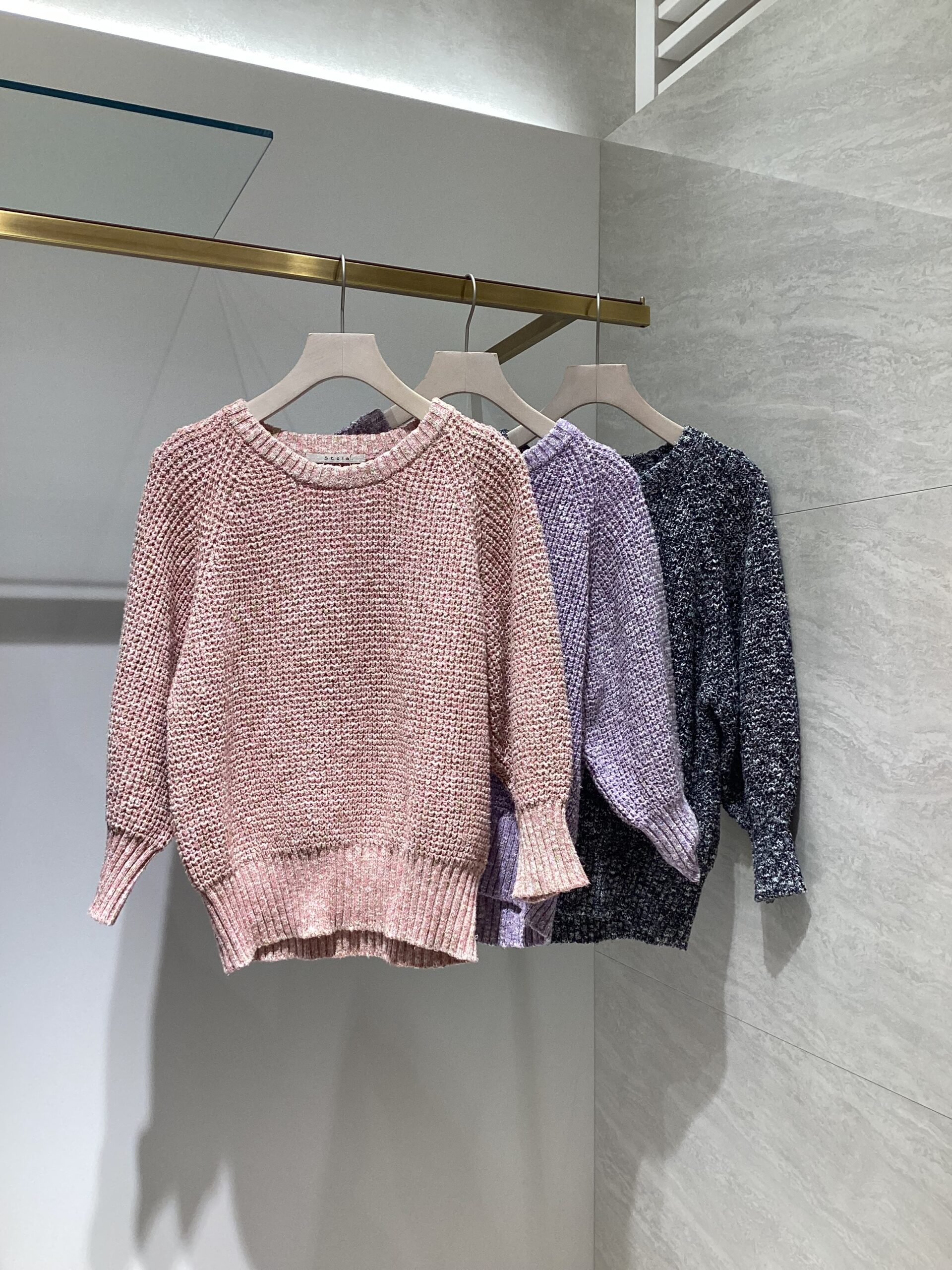 ＊毎年大好評、春カラーニットのご紹介＊