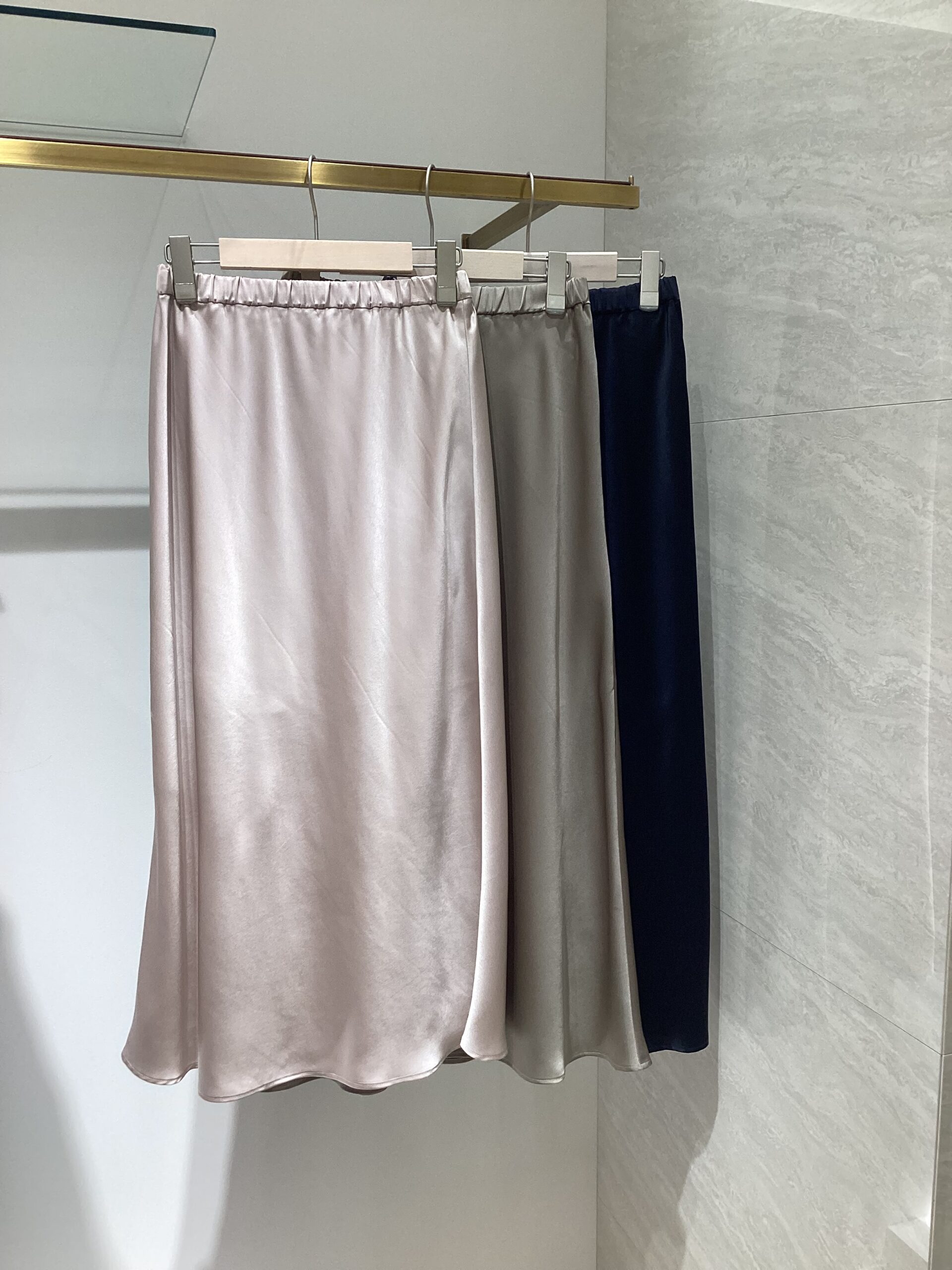 Stola.の光沢感が華やかなスカートご紹介