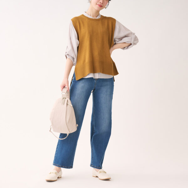 夏から秋まで着まわせる！レイヤードで楽しむニットベストが登場