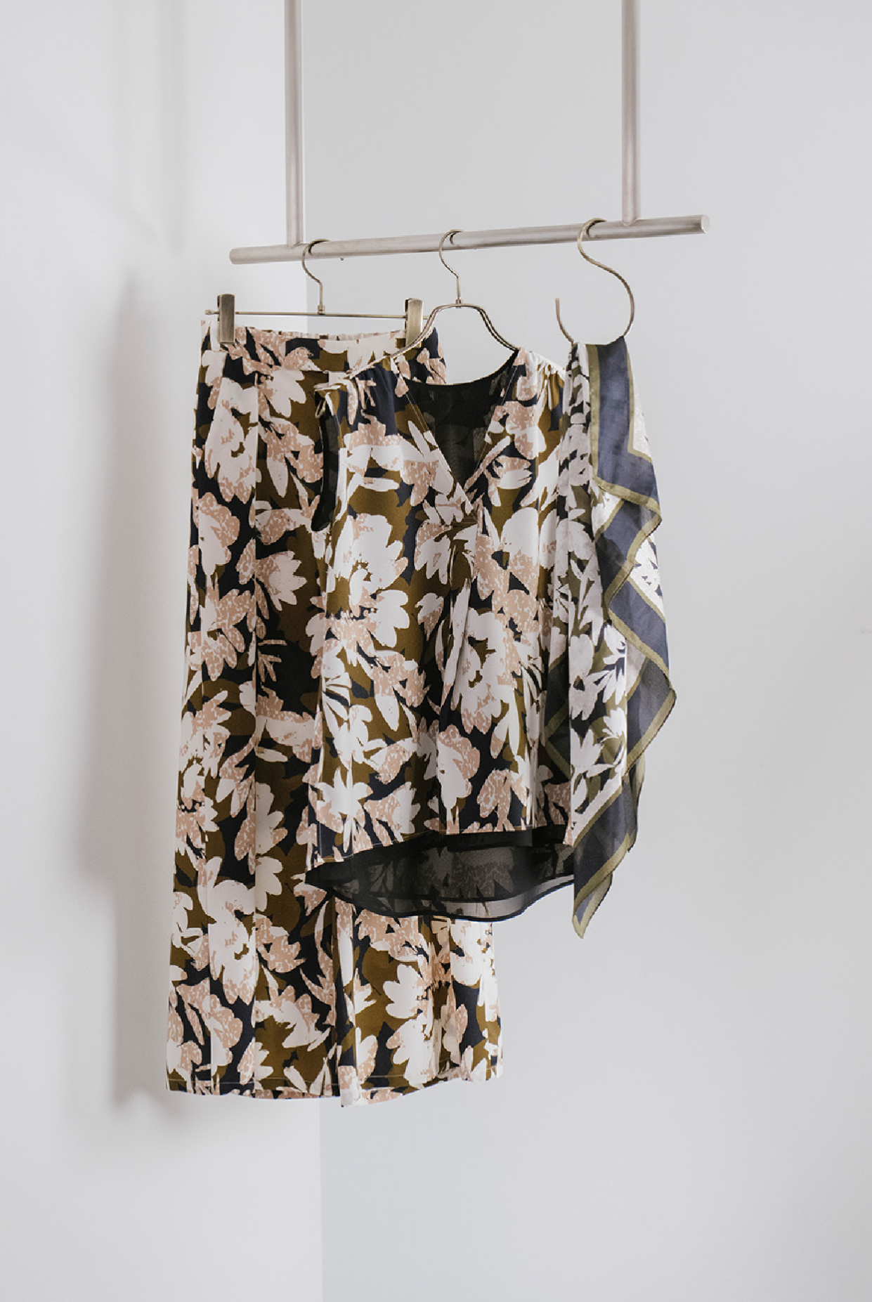 Stola. 洗練された大人の花柄プリントパンツのご紹介