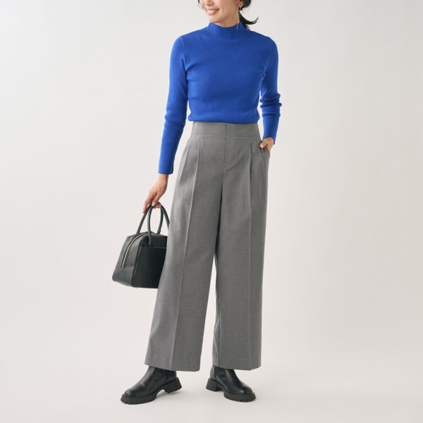 美シルエットと履き心地の良さを両立したタックワイドパンツ