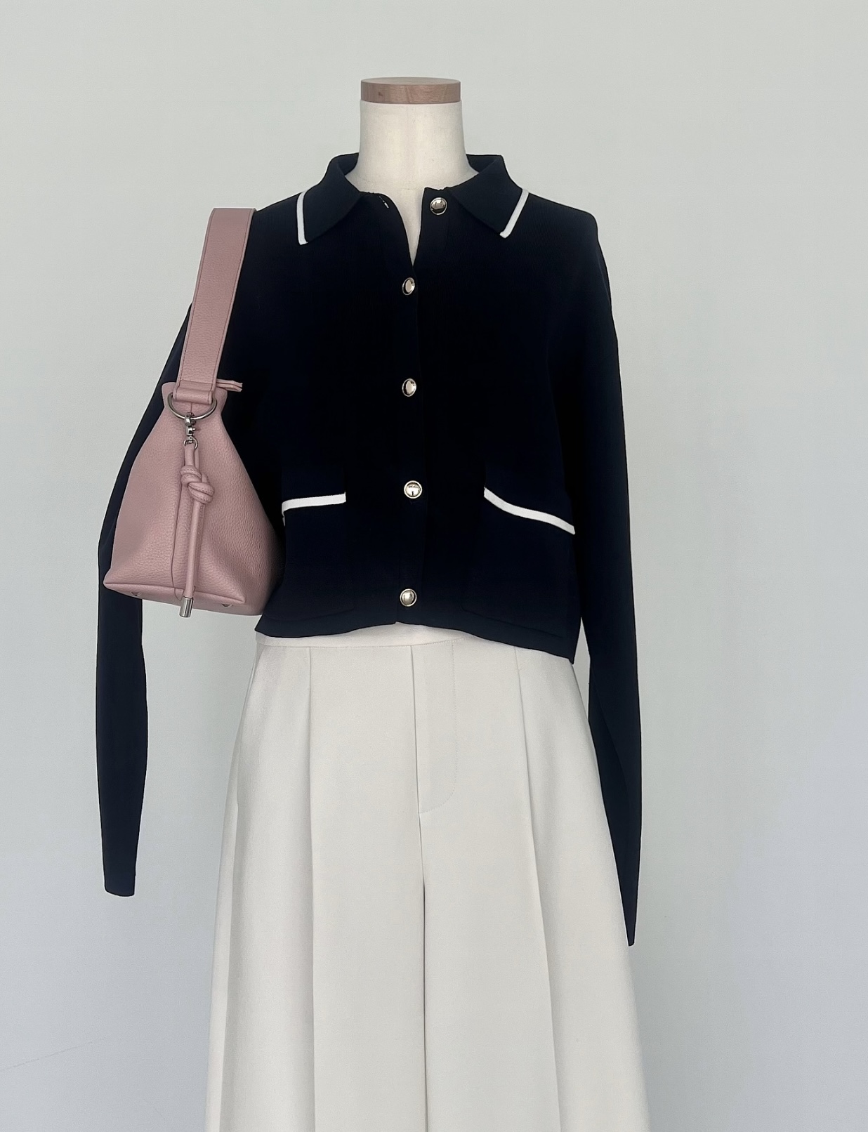 Stola. ゴールドのボタンと配色が可愛いカーディガンのご紹介