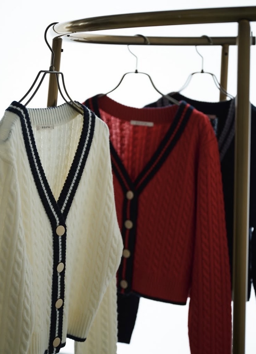 Stola.の大人が着やすいプレッピースタイルが叶うカーディガン