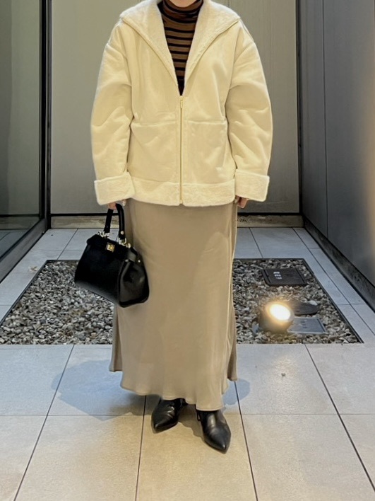 【冬の定番◎】ムートン×ナロースカートのお出かけコーデ