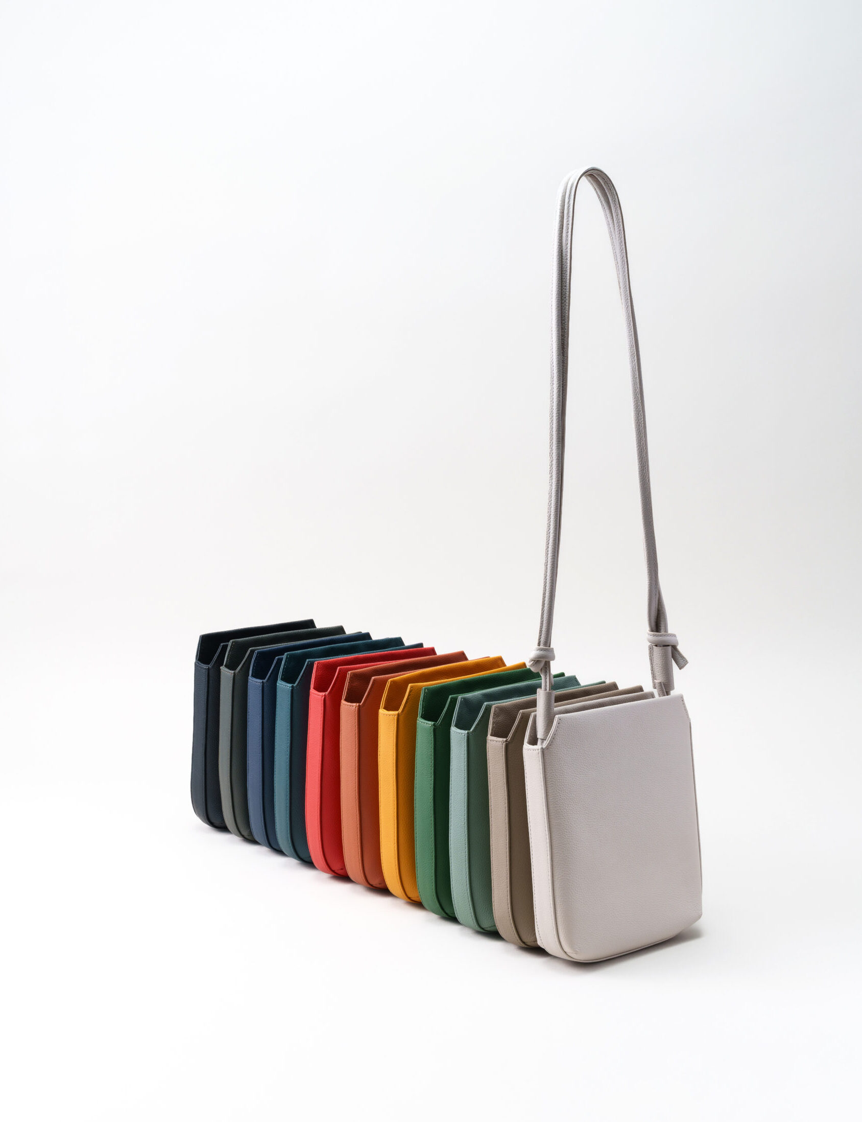 必需品がすっきり収まる　本革縦型ショルダーバッグ(コンパクト）