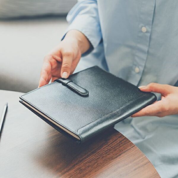 毎日使いたくなる、革の手帳カバー。