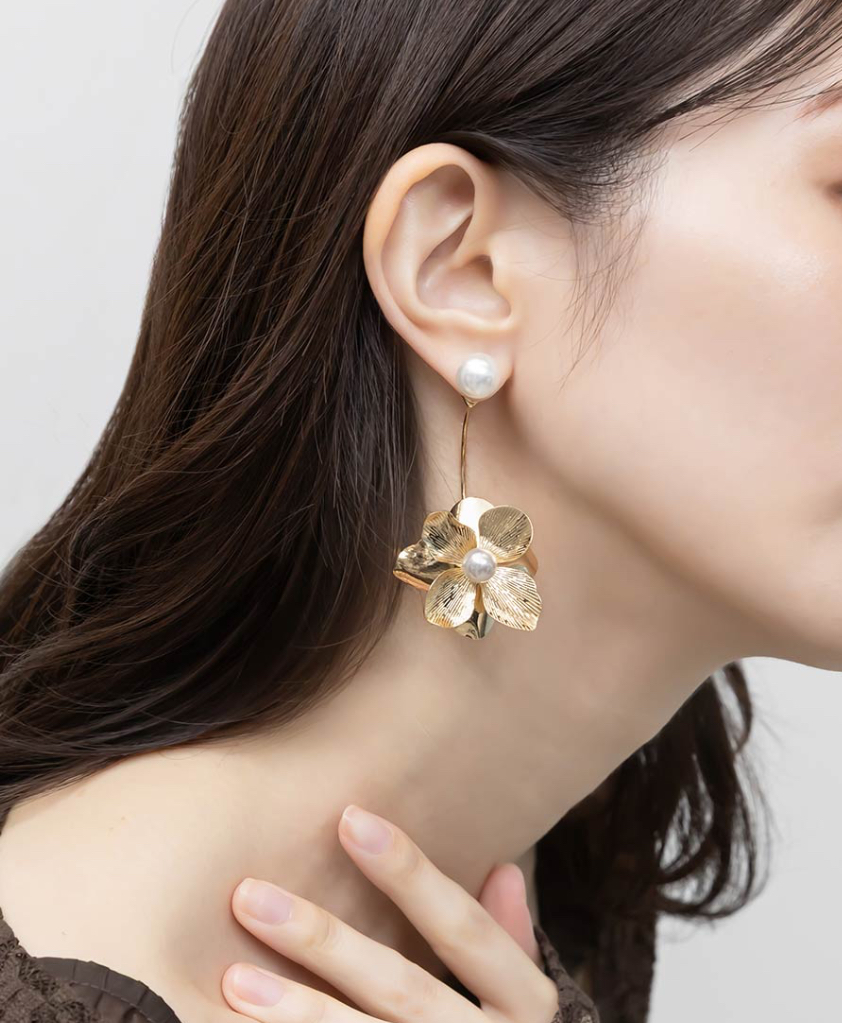 フラワーモチーフピアス☆