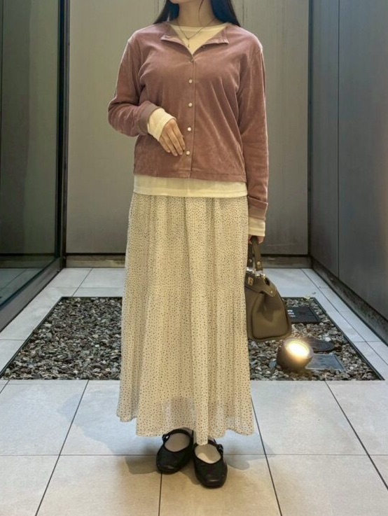 【春色コーデ】ベロアカーディガン×ドットスカート