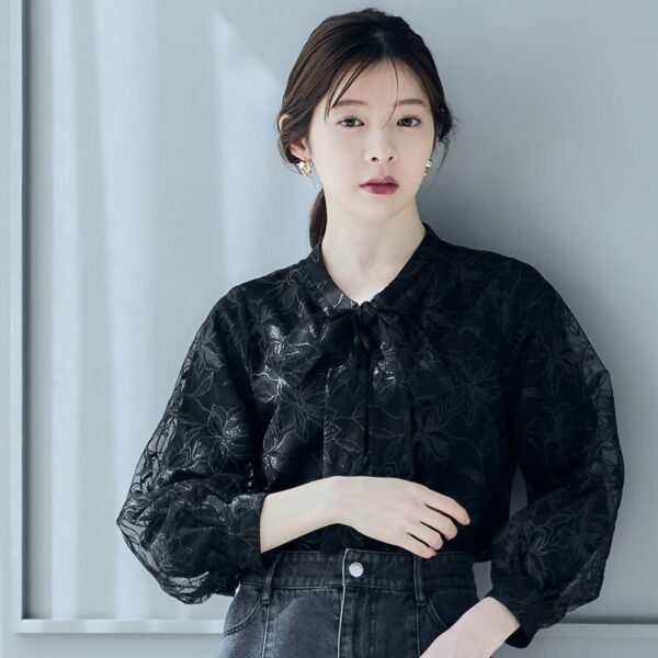 ♢12♢【一枚で主役級】レース刺繍ボウタイブラウス