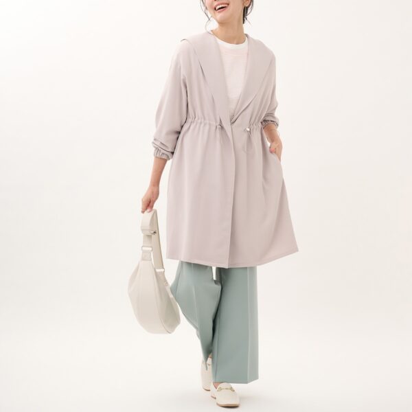 カーディガン感覚で季節の変わり目に重宝する、ガウンライクなハーフコート