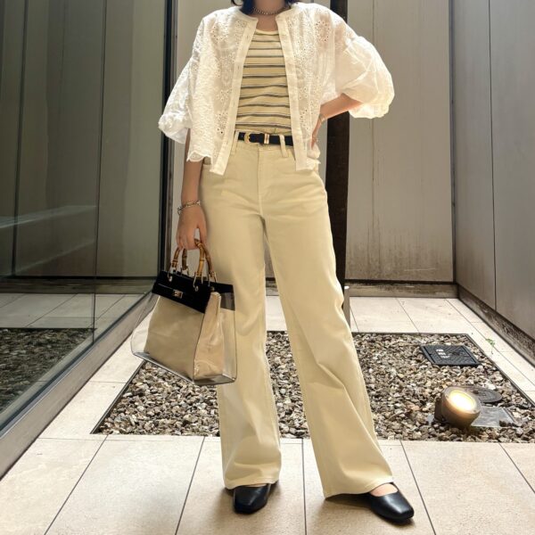 【春のワントーンコーデ】刺繡ブラウス×カラーデニム