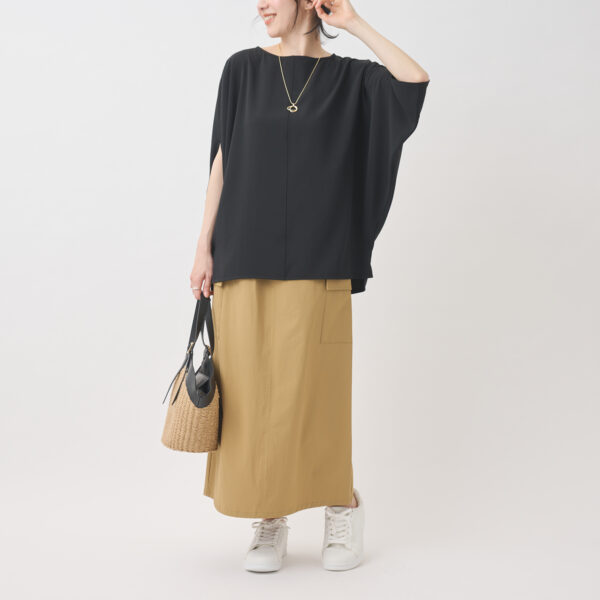 お手入れしやすく、涼しい日常着として扱いやすいさらてろのブラウス