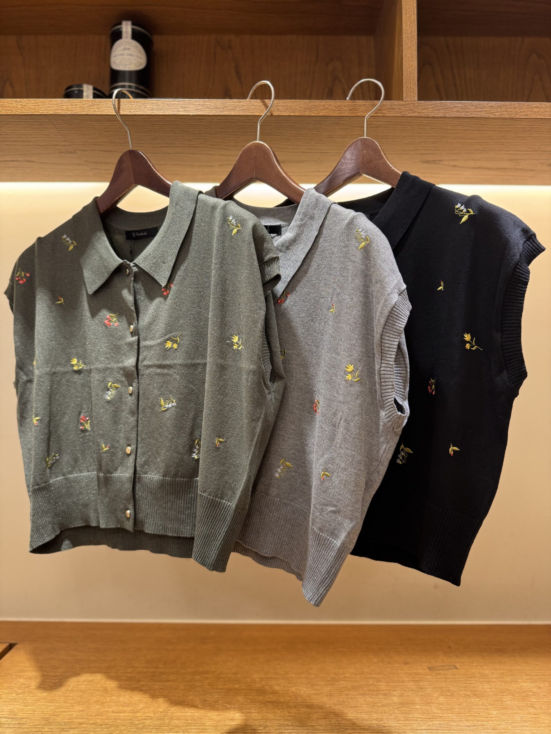 【さりげない刺繍が可愛い！】襟付きニット