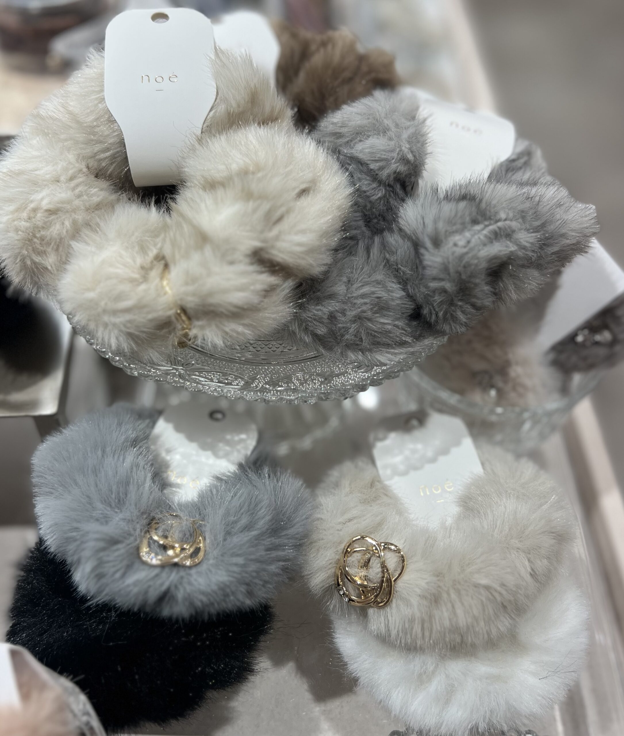 【秋冬おすすめ】ふわふわファー×ゴールドチャームシュシュ